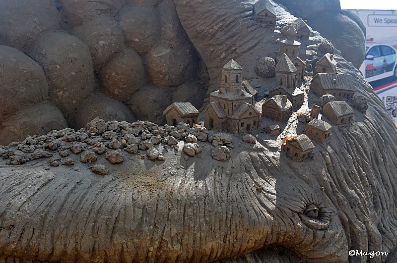 Sand Festival в России: деревушка на спине скульптуры слона